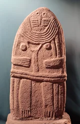 Estatua menhir n.º 4, de Saint-Sernins-sur-Rance, 6000-3500 a.C. (arenisca)